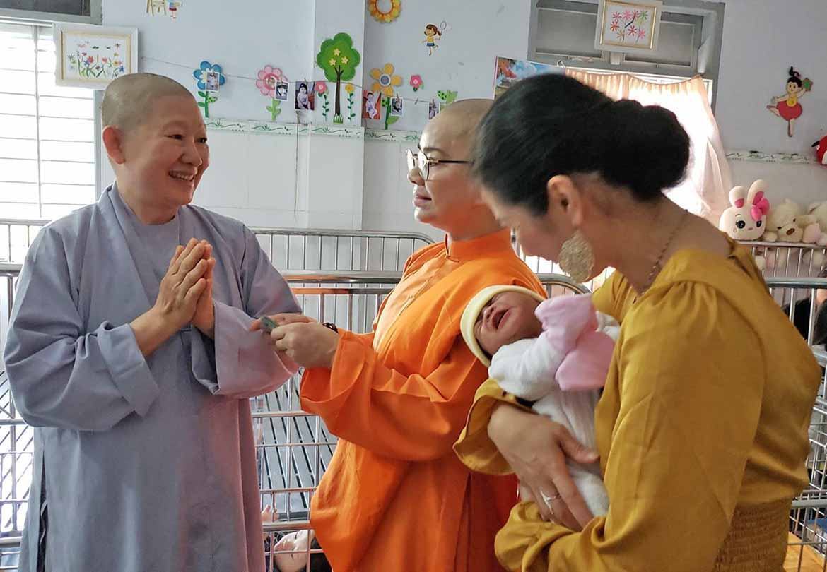 Sư Cô Bích Liên làm từ thiện 2020 cho trẻ em Chùa Đức Sơn Sư Cô Bích Liên làm từ thiện 2020 cho trẻ em Chùa Đức Sơn
